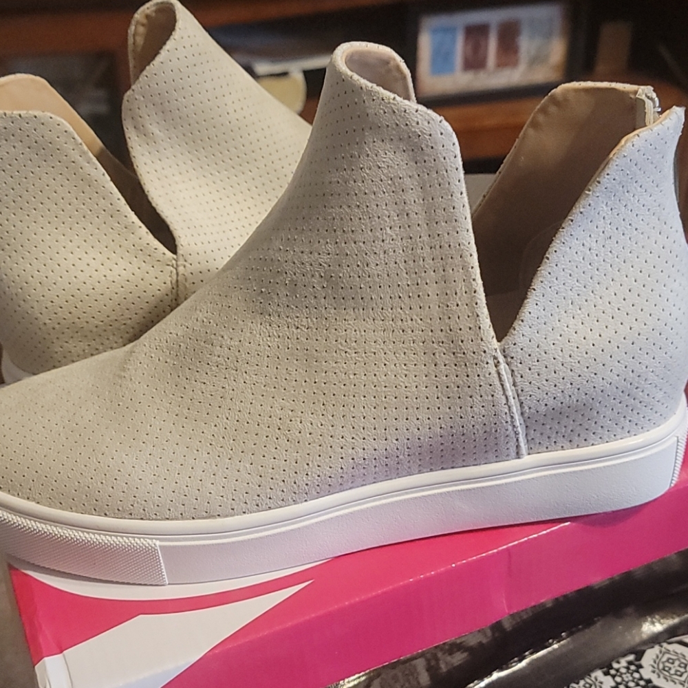 Tennis shoes